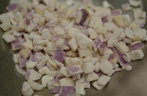 Freeze dried red onion